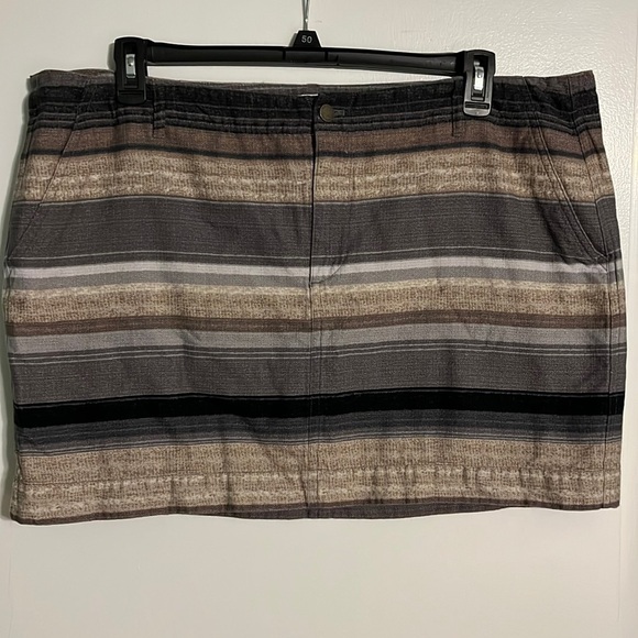 Adorable Striped Mini Skirt with pockets 18 - Picture 2 of 6